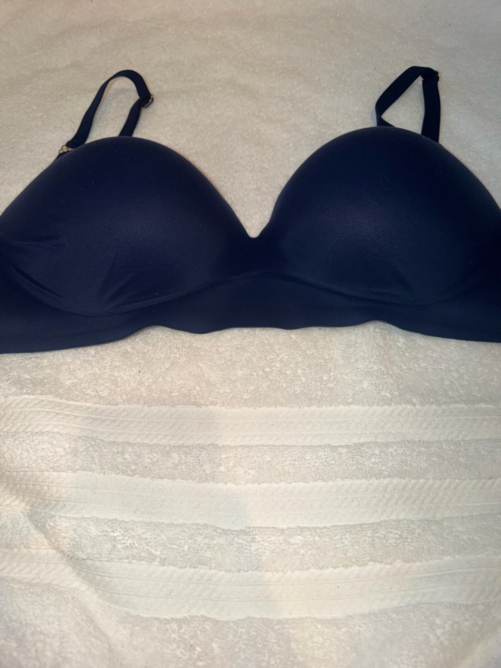Victoria’s Secret padded no wire bra 38D in Navy blue